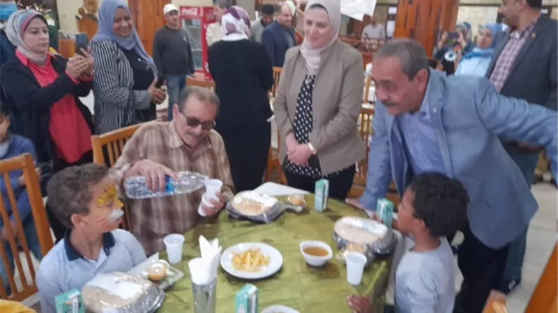 محافظ الاسماعيلية علي مائدة افطار الايتام علي شاطئ القناة