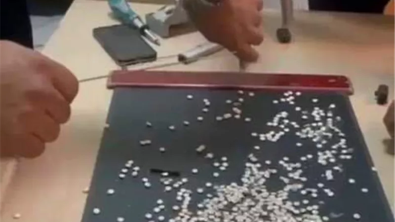 راكب يحاول تهريب أقراص مخدرة داخل مواسير حقائبه