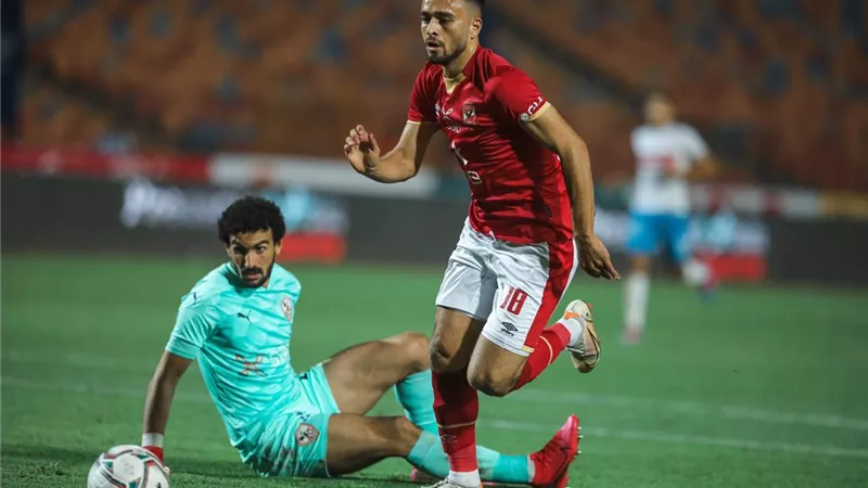بعد غياب طويل للإصابة.. طبيب الأهلي يكشف موعد عودة نجم الفريق للتدريبات