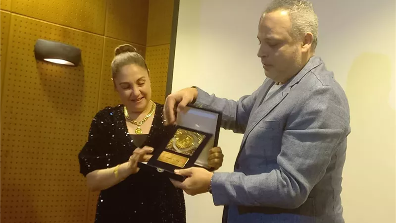 قصر السينما يكرم الفنانة شيرين ويهديها درع الهيئة