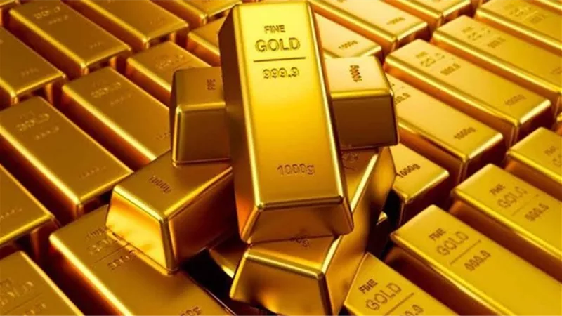 الذهب يتراجع مع احتفاظ الدولار بمكاسبه