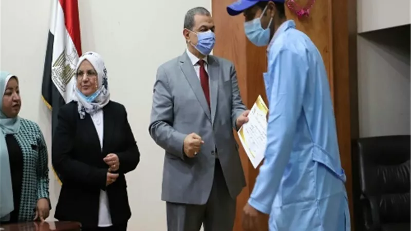 وزير القوى العاملة يسلم 30 عقد عمل لذوى الاحتياجات الخاصة بالقليوبية.. صور