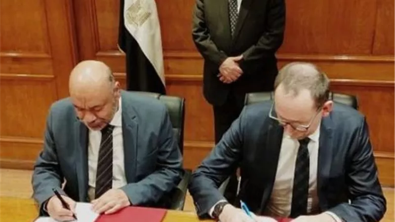 قطاع الأعمال يشهد توقيع عقد استشارات بين شركتي النصر للسيارات و