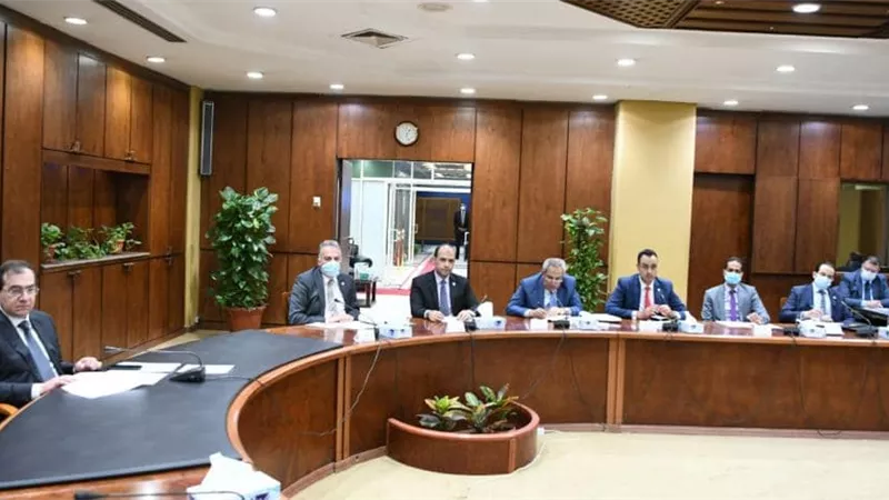 البترول :بحث امكانية انشاء مركز عالمى لتموين السفن فى مصر