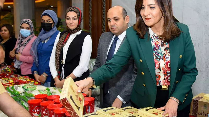 وزيرة الهجرة تشارك في تعبئة كراتين حملة 