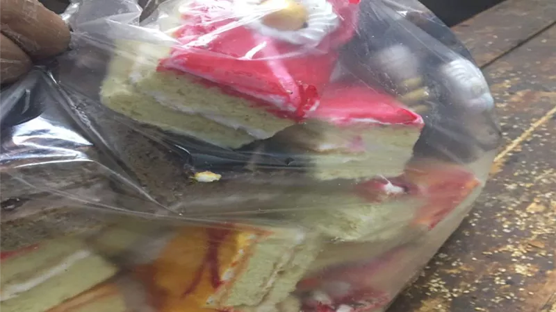 ضبط محل حلوى شهير بالعاشر من رمضان يبيع تورت وجاتوهات فاسدة و٢٤٠٠ كيس شبسى منتهي الصلاحية