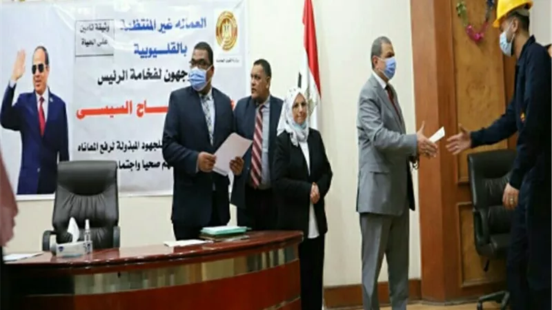 سعفان يسلم 2166 وثيقة تأمين ضد الحوادث للعمالة غير المنتظمة بالقليوبية