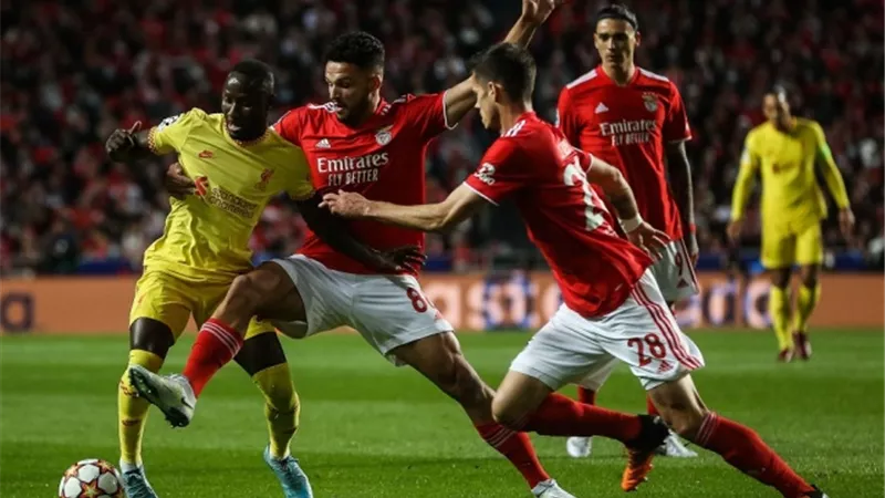 ليفربول ينهى الشوط الأول متقدما بهدفى مانى وكوناتى فى شباك بنفيكا بدورى الأبطال