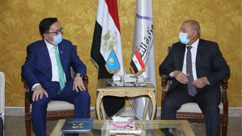وزير النقل يستقبل سفير كازاخستان لبحث التعاون بمجال السكك الحديدية