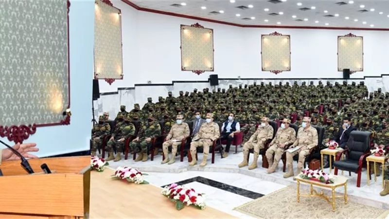 وزير الدفاع يلتقى بمقاتلى قوات المظلات