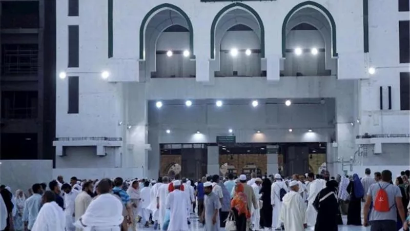 رئيس شئون الحرمين يفتتح باب الملك عبد العزيز بالحرم المكي