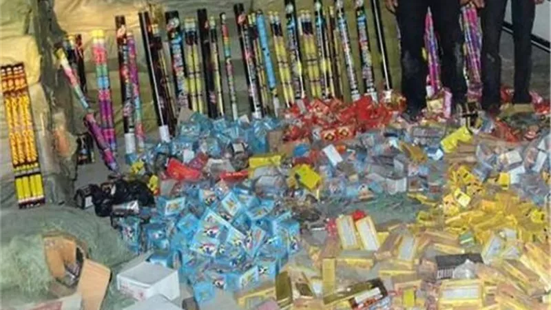 ضبط أكثر من مليون صاروخ ألعاب نارية بحوزة شخص بالقاهرة