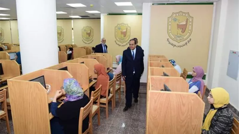 ٣٨٣طالب بطب سوهاج يؤدون امتحان الميدتيرم في مقرر النساء إلكترونياً