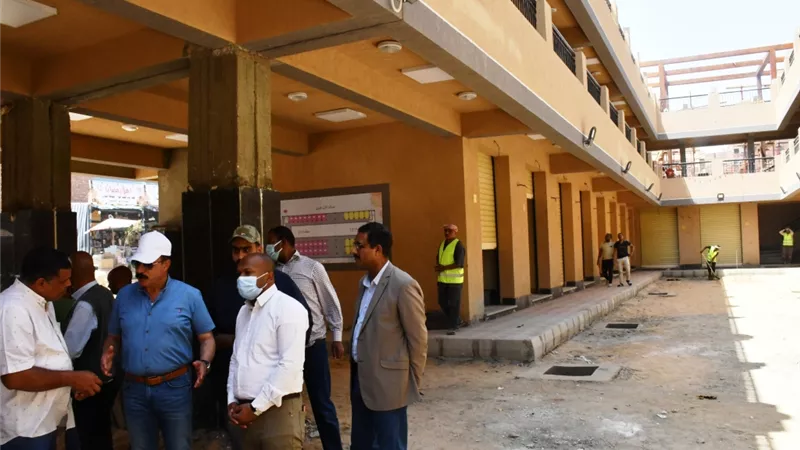 محافظ أسوان يتفقد مشروع إنشاء مول 