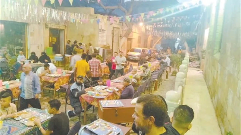 بعد عامين من التوقف موائد الرحمن عادت .. تزين الشوارع