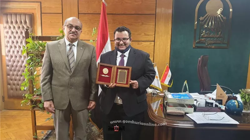 رئيس جامعة أسيوط يستقبل مدرس مساعد بكلية العلوم لحصوله على أعلى جائزة علمية في اليابان
