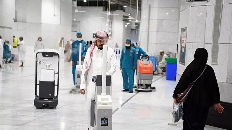 رئاسة شئون الحرمين : غسل وتعقيم المسجد الحرام 10 مرات يوميًا