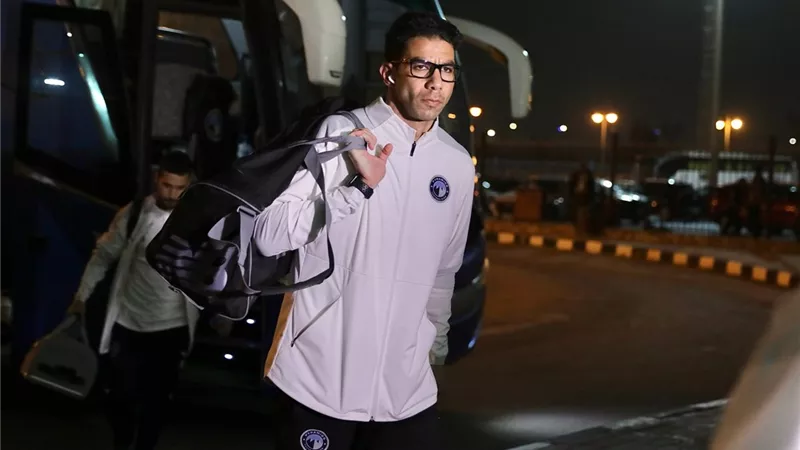 حافلة بيراميدز تصل ستاد الدفاع الجوي لمواجهة الزمالك.. صور