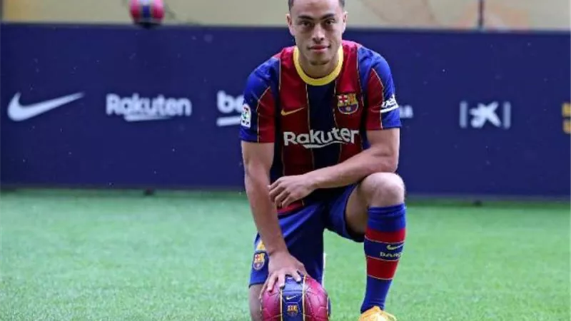 برشلونة يفقد جهود مدافعه الاساسى أمام اينتراخت فرانكفورت