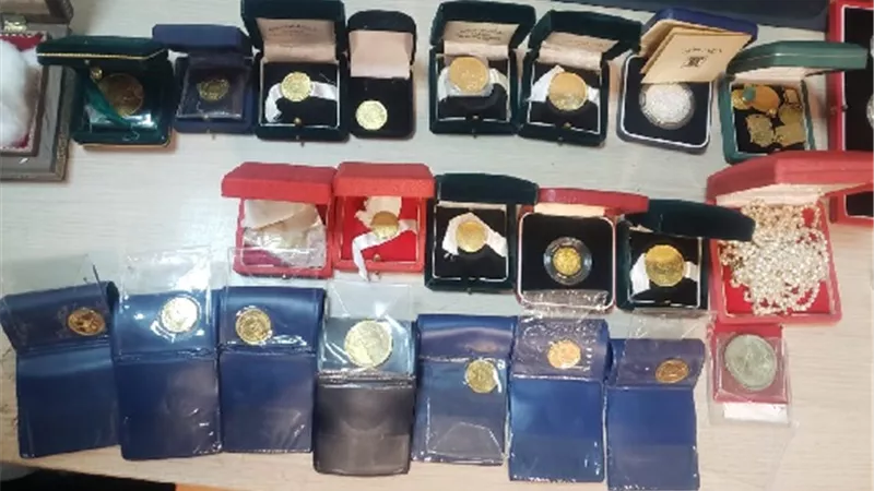 جمارك مطار القاهرة تضبط محاولة تهريب عدد من المشغولات والجنيهات الذهبية والعملات الأثرية