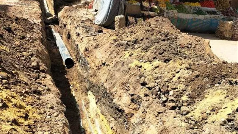 محافظ أسوان يتدخل لحل مشكلة تكرار إنقطاع مياه الشرب ببعض المناطق السكنية بمدينة إدفو