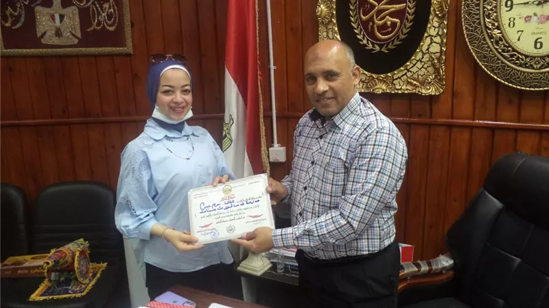 وكيل تعليم مطروح يكرم مريم حسن نجمة برنامج الدوم الفضائي