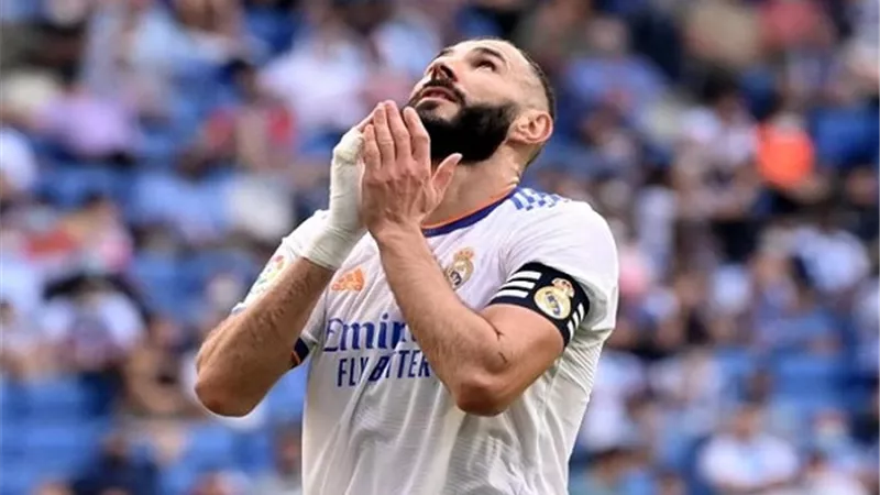 الارقام القياسية تنهال على كريم بنزيما بعد ثلاثية تشيلسى