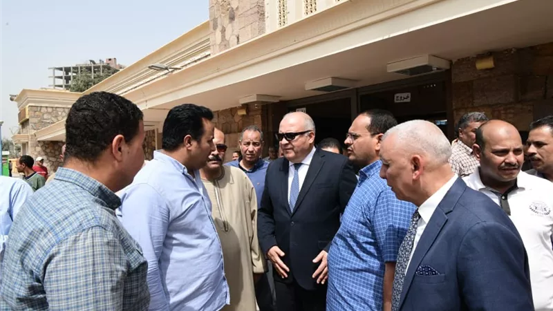 محافظ قنا يتفقد الموقع المقترح لإنشاء نفق مشاه أسفل محطة سكك حديد نجع حمادى