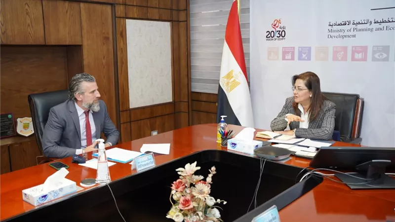 وزيرة التخطيط تناقش مع 