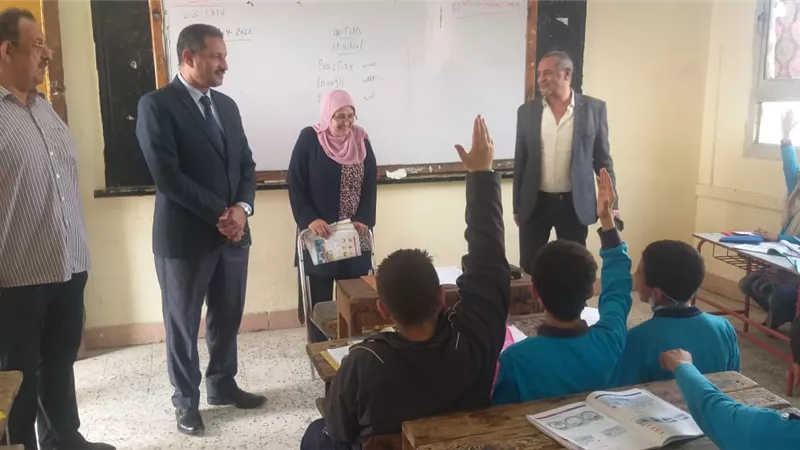 مدير تعليم الجيزة يتابع الانضباط والحضور بالمدارس