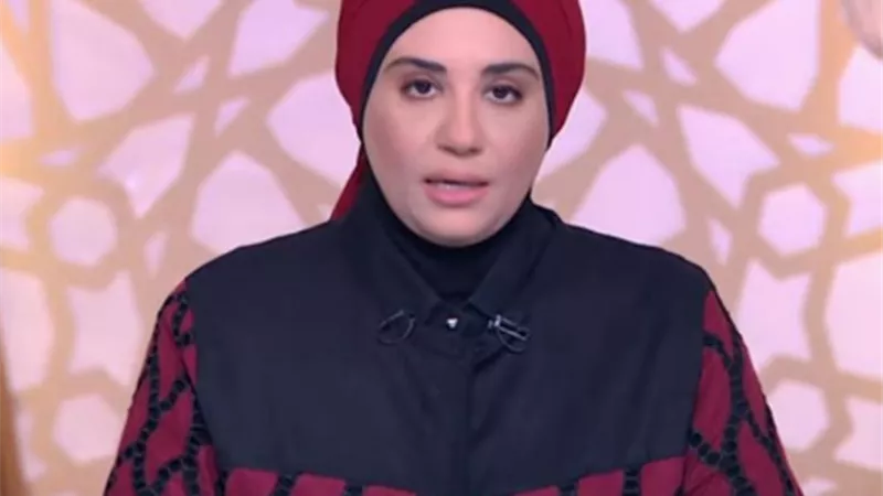 هل تجوز القراءة من المصحف في الصلاة؟.. نادية عمارة تُجيب