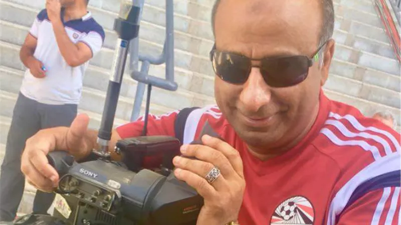 شاهد.. تعرض المخرج محمد نصر لسرقة حذاءه خلال صلاة التراويح