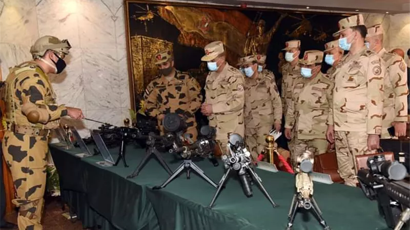وزير الدفاع يلتقى بمقاتلى قوات الصاعقة