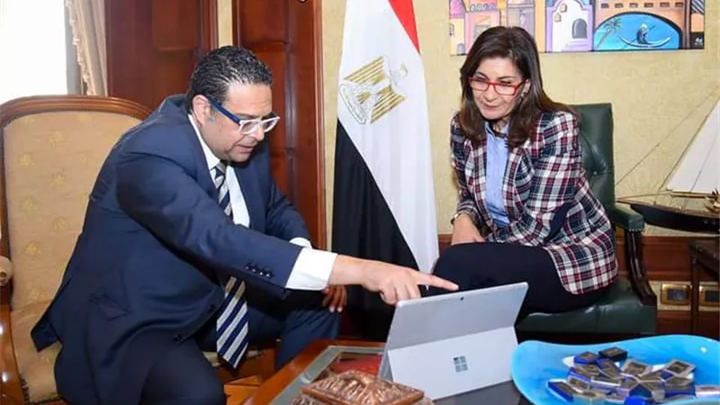 وزيرة الهجرة تستقبل مدير برامج الصناعة بجامعة لينكولن بالمملكة المتحدة