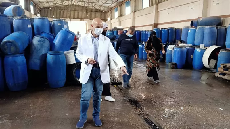 وكيل الصحة بالشرقية يعدم ٣.٥ طن مخللات.. ويغلق مصنعا بالقنايات