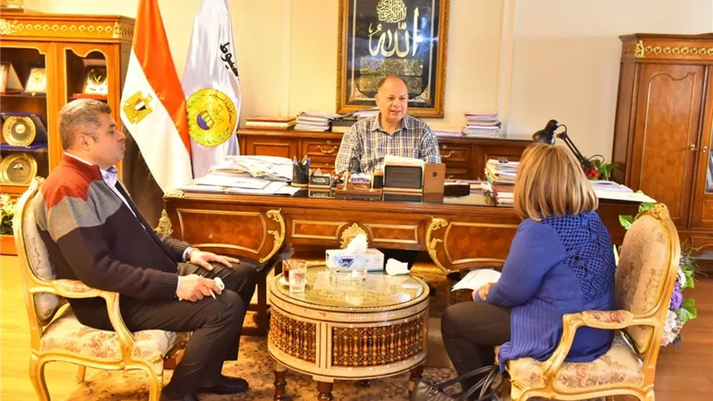 محافظ أسيوط يبحث موقف مشروعات الرصف والطرق بقرى حياة كريمة
