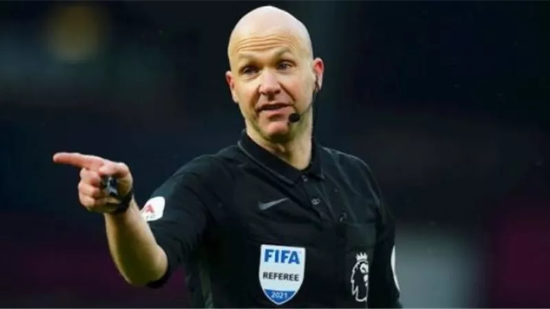 من هو حكم مباراة مانشستر سيتى وليفربول فى الدورى الانجليزى