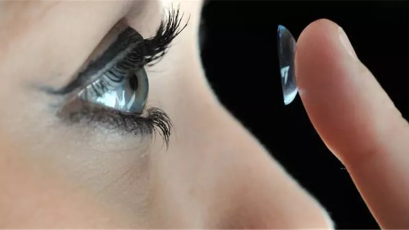تركيب العدسات اللاصقة أثناء الصيام..هل يُفسده؟