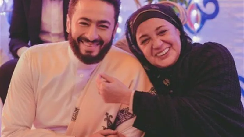 بكلمات رقيقة .. حمادة هلال يداعب حنان سليمان من 