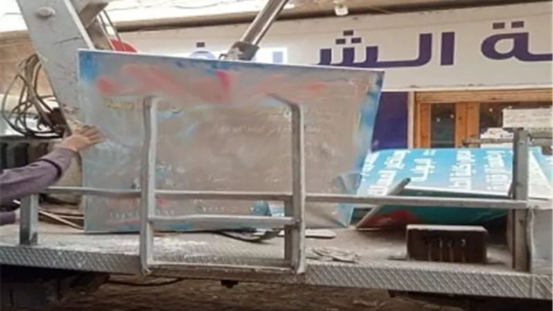 حملات مكثفة بمراكز ومدن الشرقية لرفع وإزالة الإعلانات واللوحات غير المرخصة