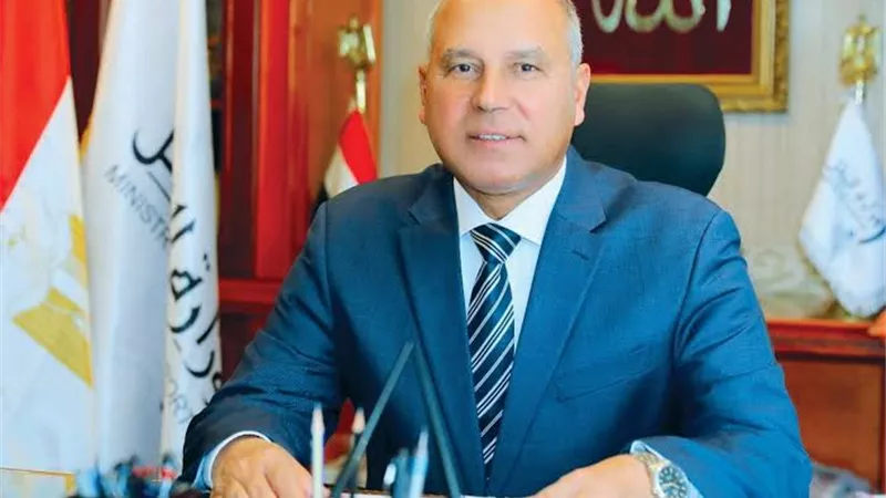 وزيرالنقل يتفقد مسار القطار السريع ومحور