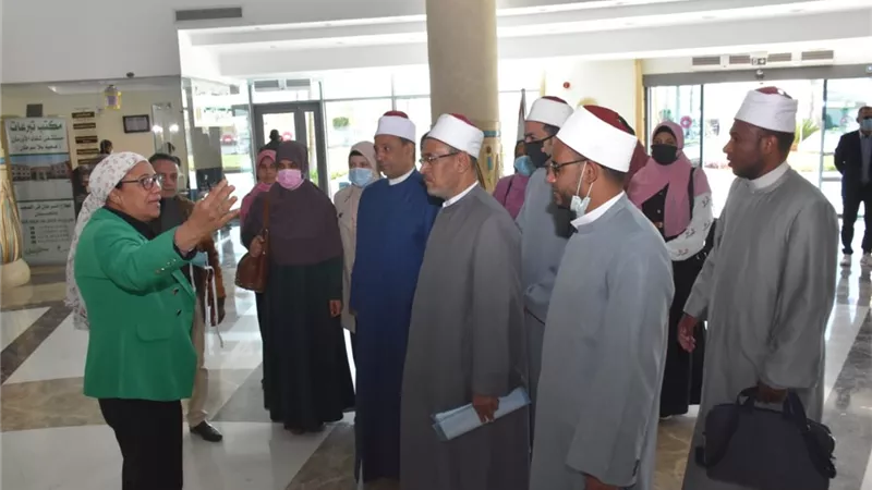 وفد من مجمع البحوث الإسلامية بالأزهر الشريف يدعمون مرضي السرطان بمستشفى شفاء الأورمان بالأقصر
