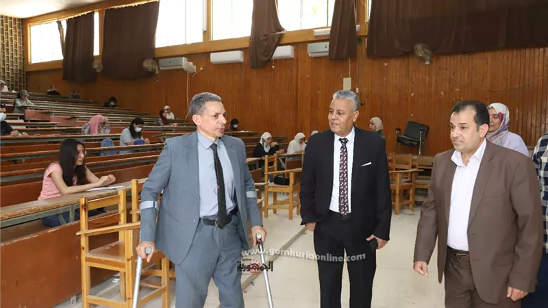 رئيس جامعة جنوب الوادى يتفقد امتحانات الميد ترم بكلية العلوم