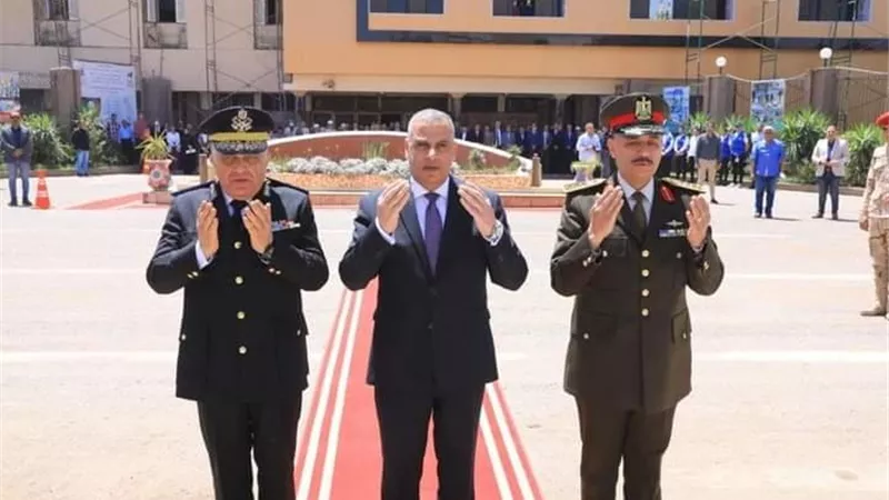 محافظ سوهاج يضع إكليل الزهور على النصب التذكاري لشهداء المحافظة..صور