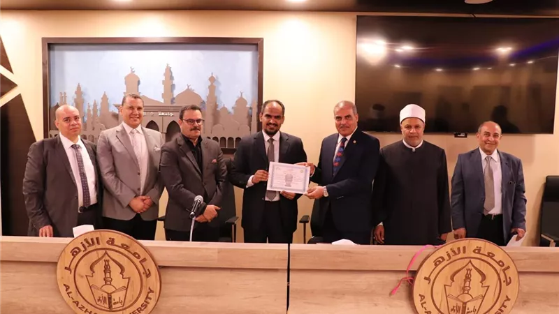 رئيس جامعة الأزهر يكرم علماء المستقبل طلاب كلية الهندسة