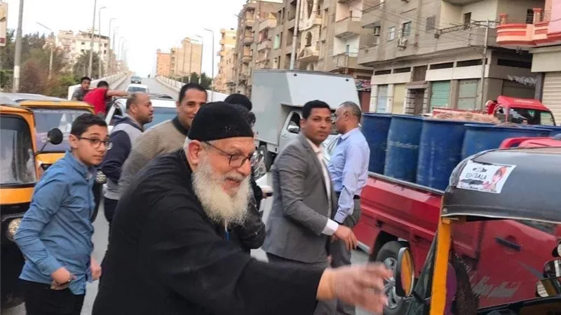 راعي كنيسة العذراء يوزع وجبات الإفطار علي المسافرين في نبروة بالدقهلية