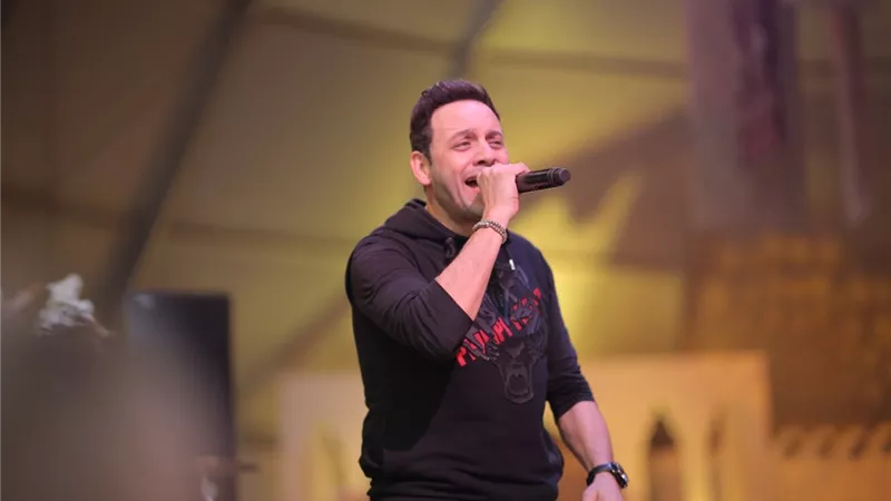 بالصور.. مصطفي قمر يتألق في خيمه رمضانية والحضور كامل العدد