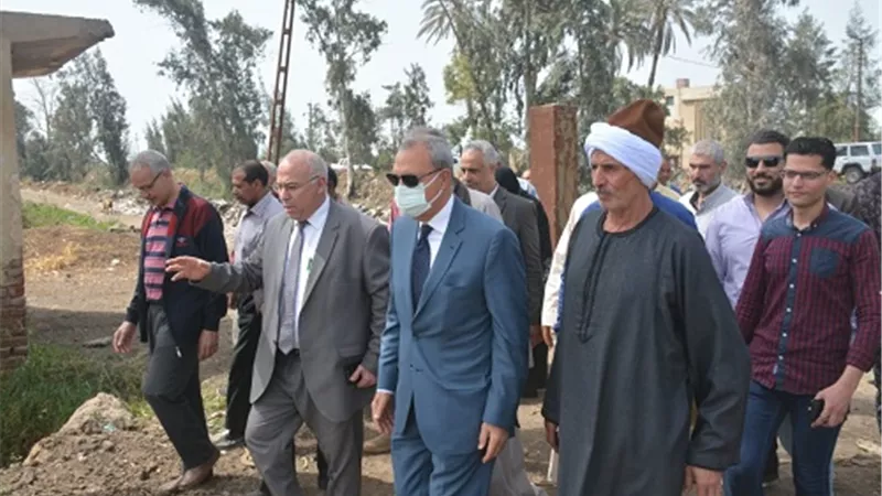 لحثهم على توريد القمح.. محافظ القليوبية يلتقي عددًا من المزارعين ببنها وطوخ