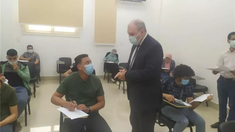 رئيس جامعة بنى سويف التكنولوجية يتفقد امتحانات أعمال السنة للفصل الدراسى الثانى