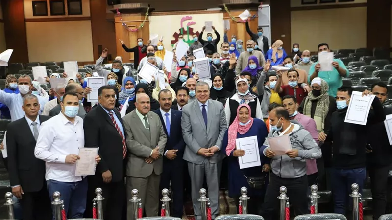وزير القوى العاملة يسلم 4649 وثيقة تأمين للعمالة غير المنتظمة بالشرقية..صور